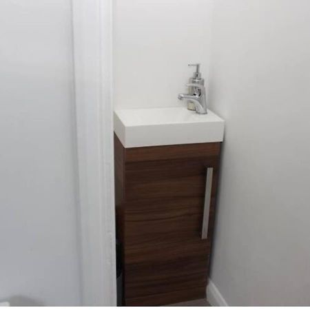 Newly Refurbished 3 Bed 2.5 Bath House In Staines Villa Exterior photo
