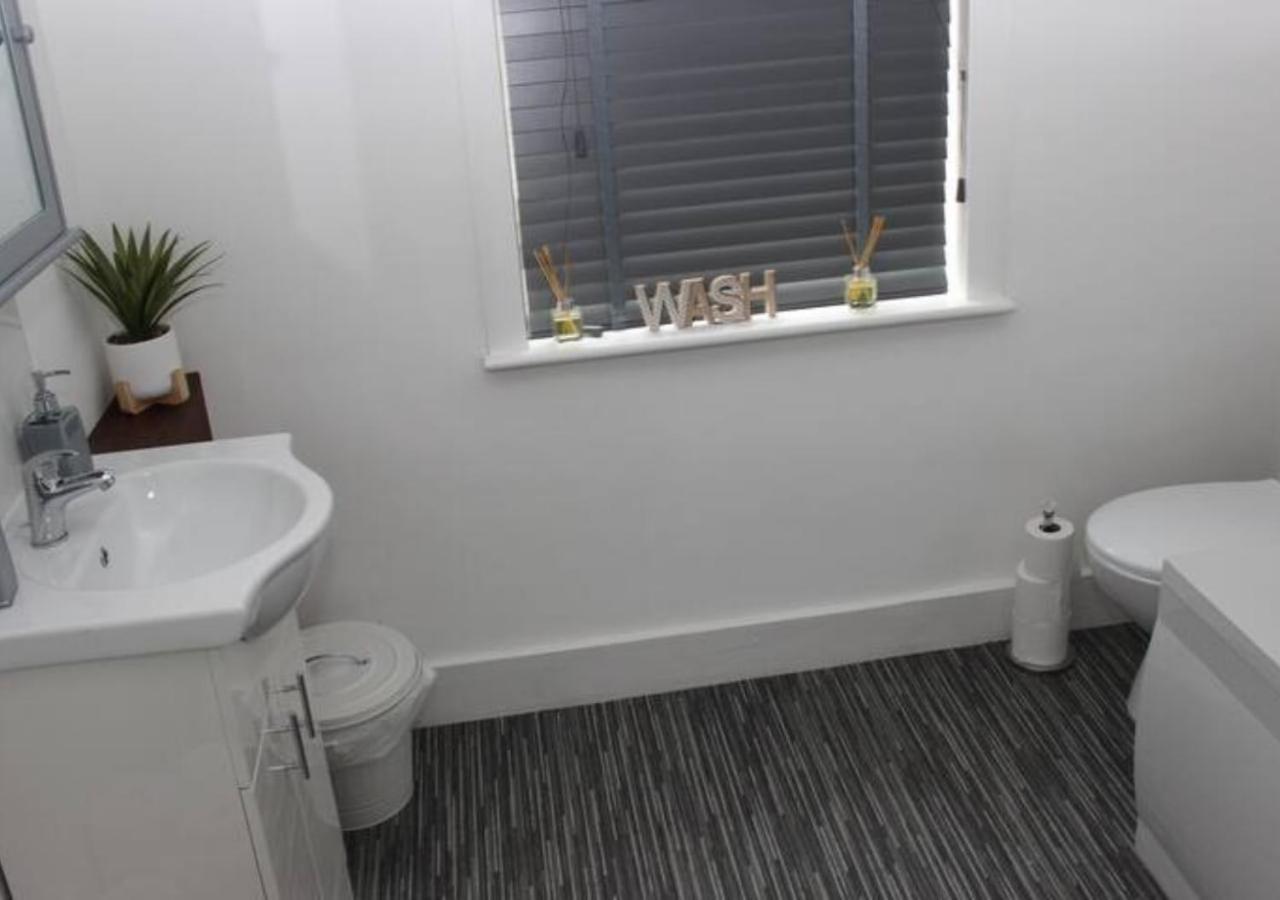 Newly Refurbished 3 Bed 2.5 Bath House In Staines Villa Exterior photo